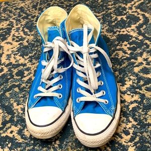 Used bright blue converse Chuck Taylor women’s size 10 / men’s 8